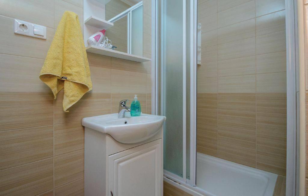 Apartmani Kremena Small Beach 200M 클레크 외부 사진