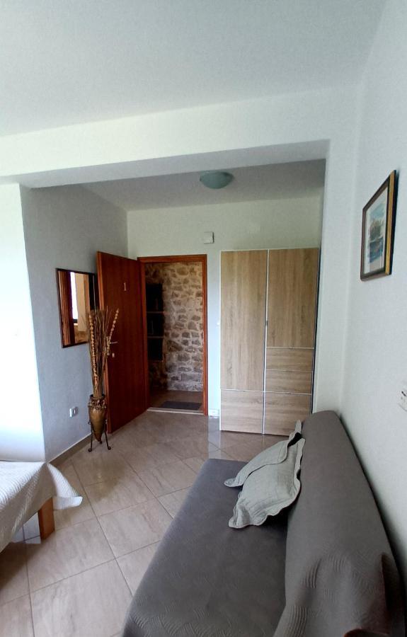 Apartmani Kremena Small Beach 200M 클레크 외부 사진
