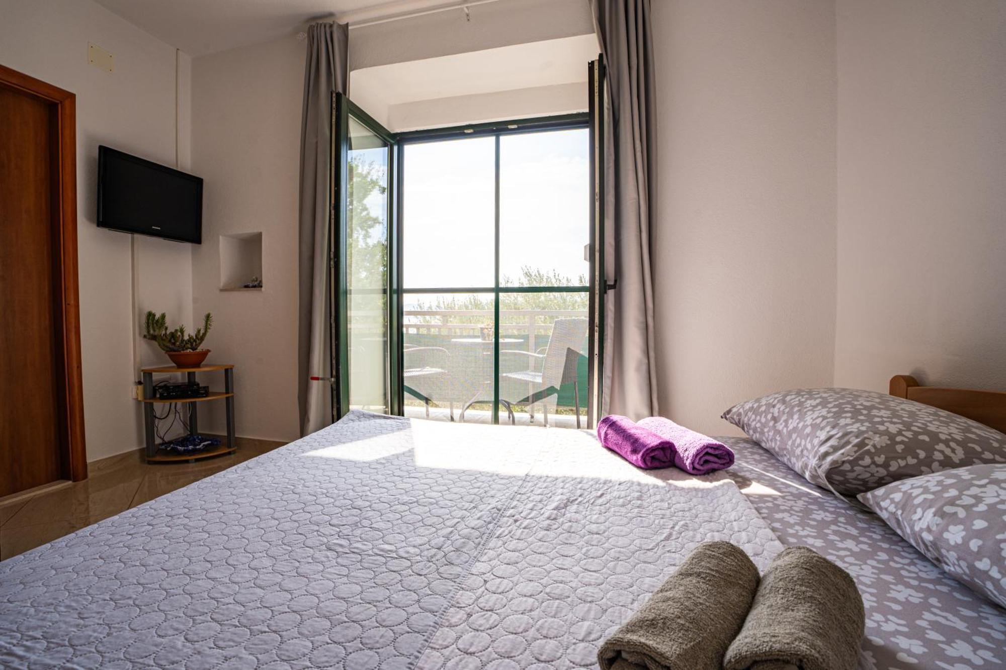 Apartmani Kremena Small Beach 200M 클레크 외부 사진