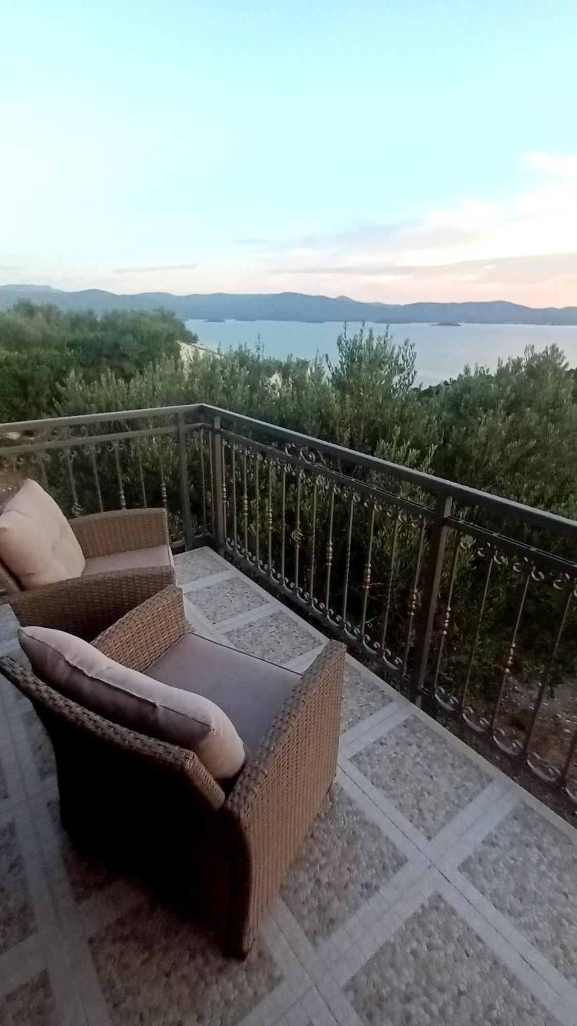 Apartmani Kremena Small Beach 200M 클레크 외부 사진