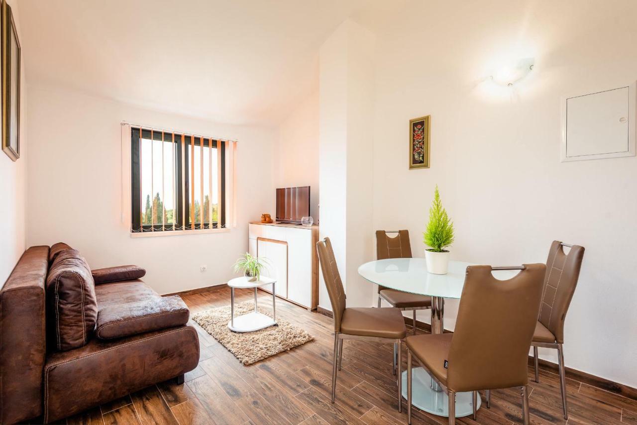 Apartmani Kremena Small Beach 200M 클레크 외부 사진