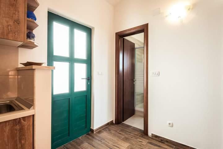 Apartmani Kremena Small Beach 200M 클레크 외부 사진