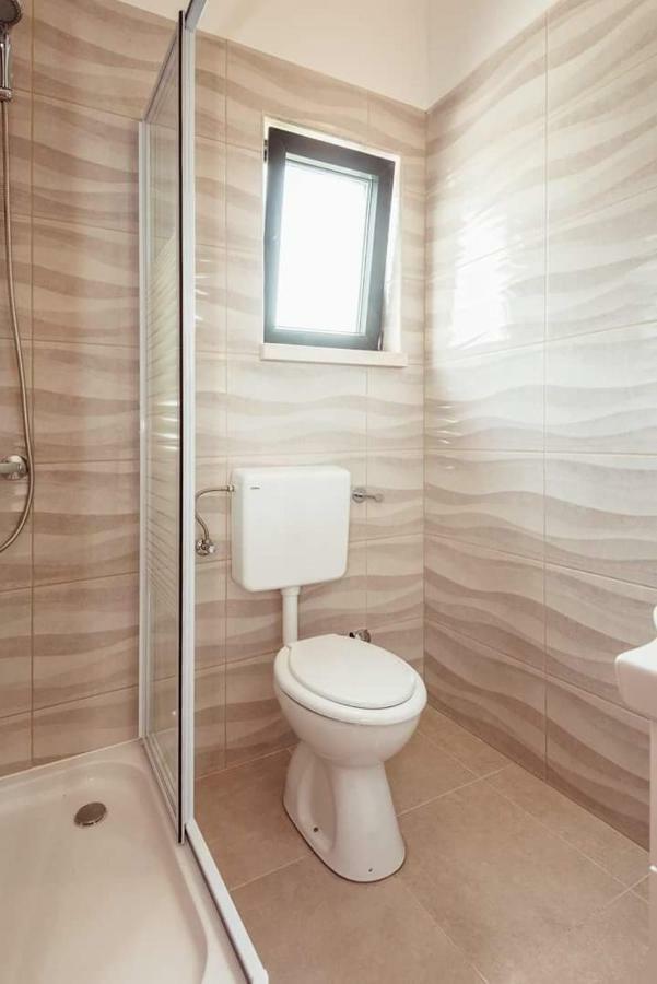 Apartmani Kremena Small Beach 200M 클레크 외부 사진